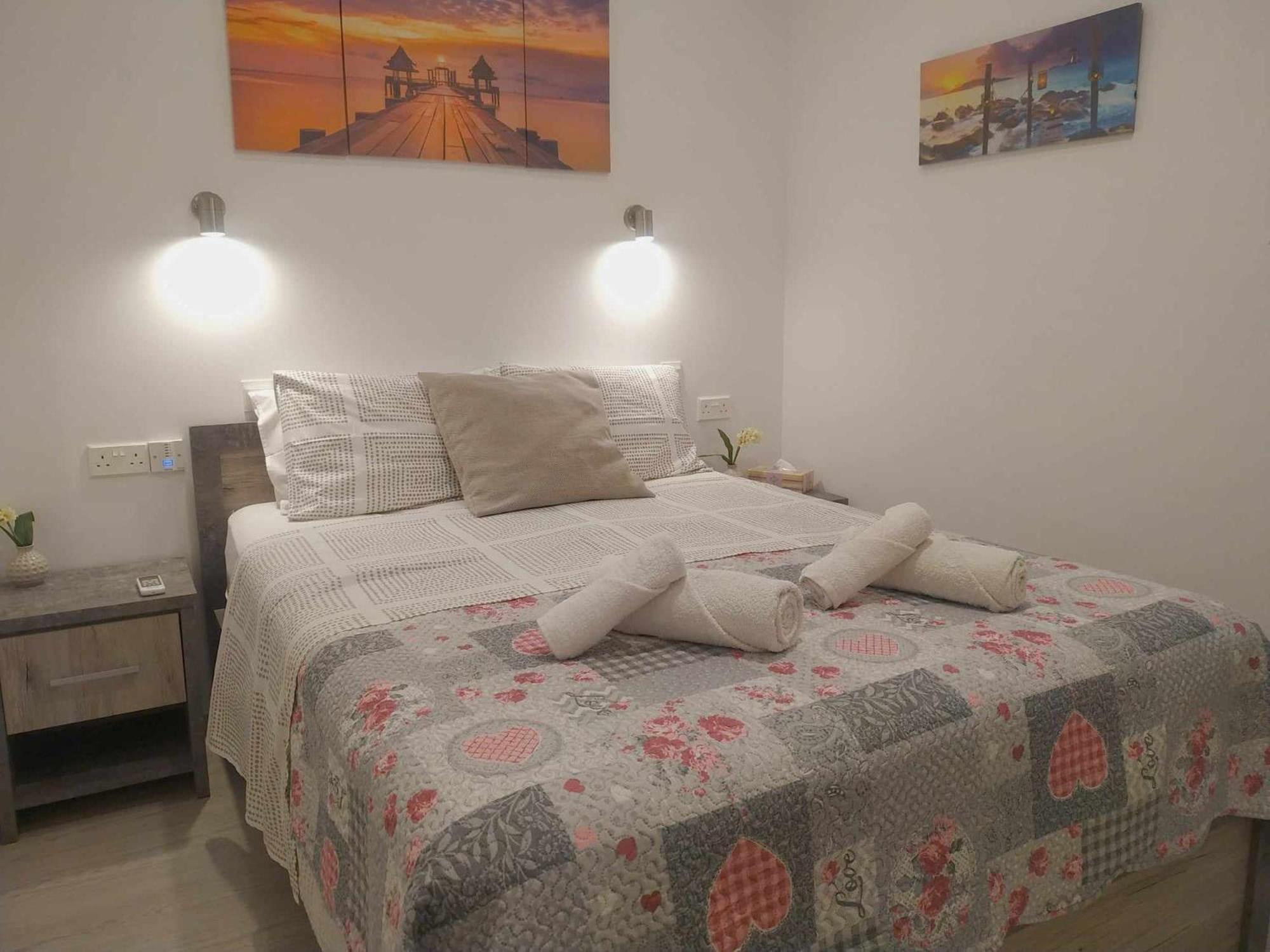 Apartamento Charming Holiday Retreat Kato Paphos Apt 400M To The Beach Exterior foto